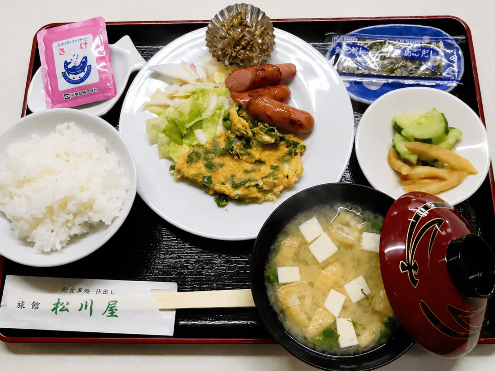 松浦旅館 松川屋旅館の和朝食。ご飯 味噌汁 おかずが並ぶ昔ながらの朝食セット