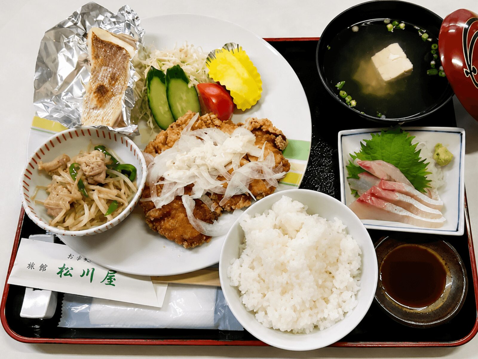 松浦旅館 松川屋旅館の和定食。ご飯 味噌汁 刺身 焼き魚やおかずが付いた夕食
